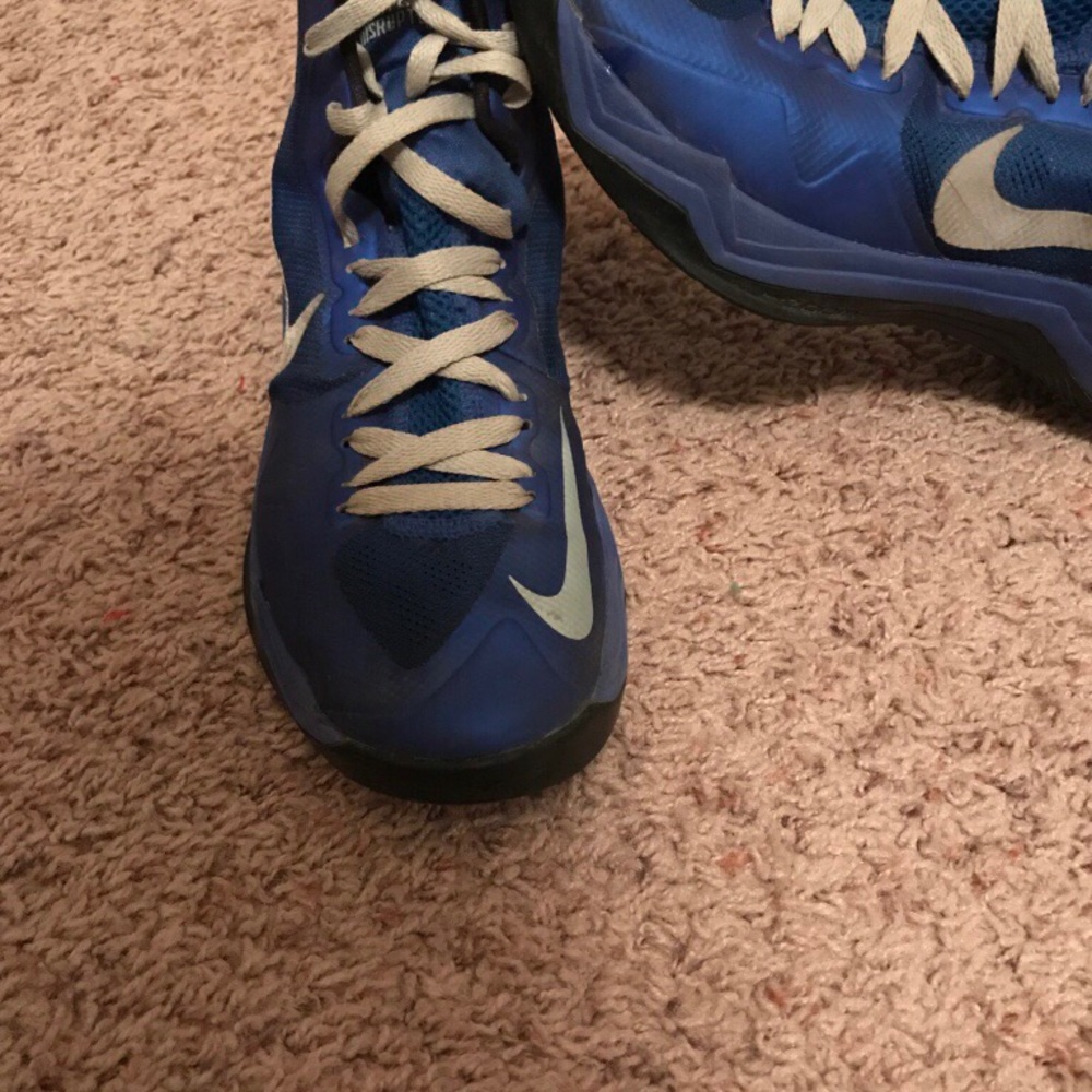 Basketball shoes